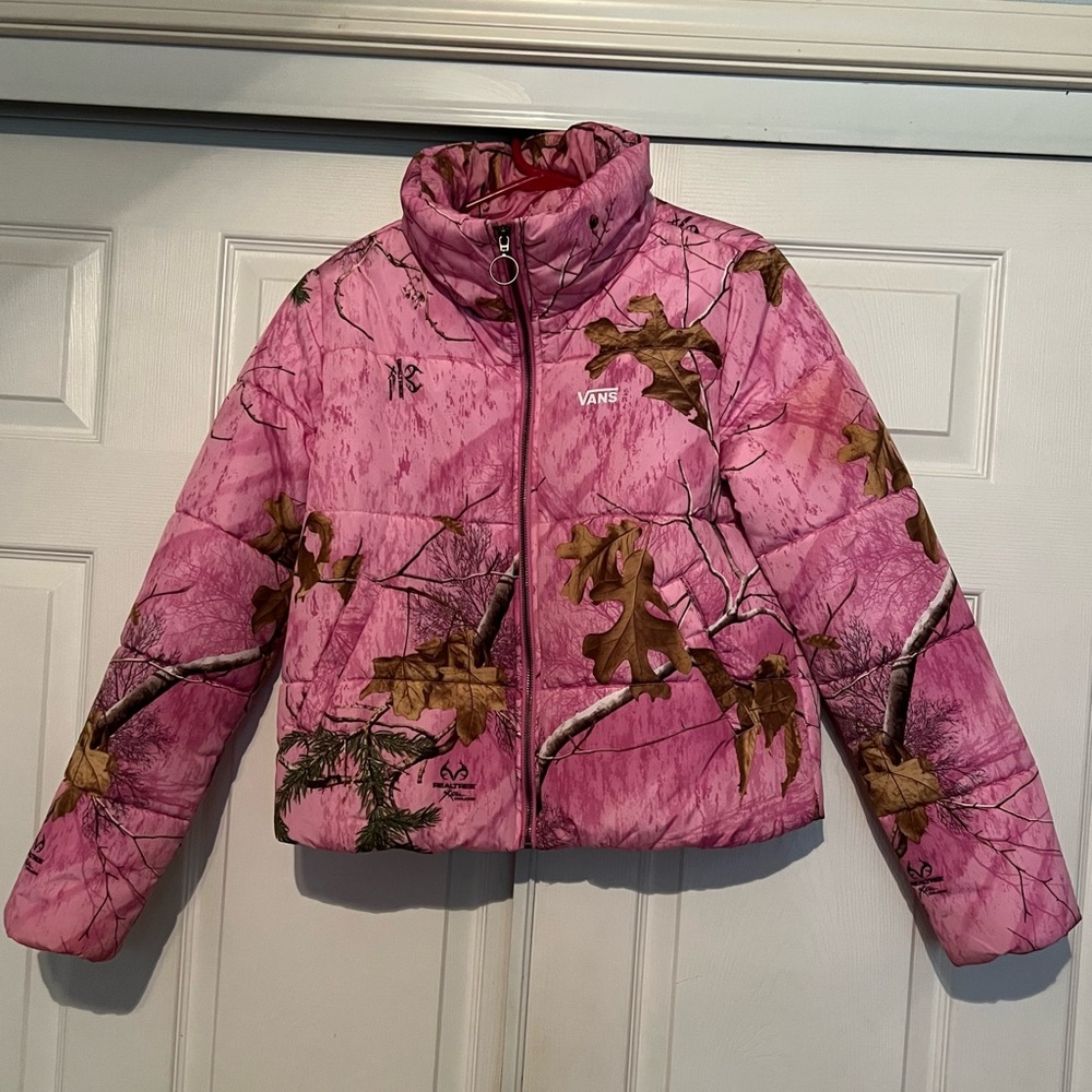 VANS Women’s Realtree Xtra Visit Foundry Puffer Jacket Pink Camo